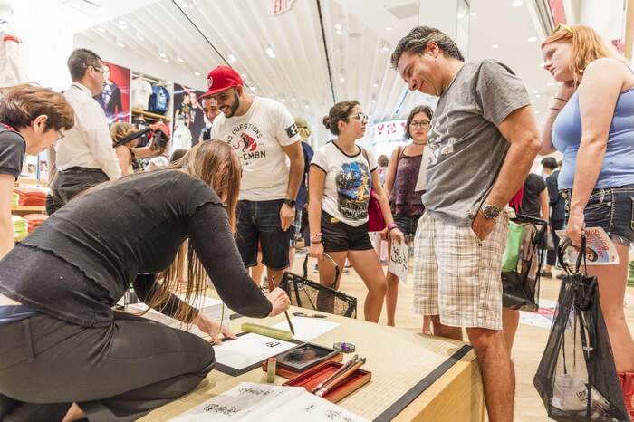 書道パフォーマンスにも多くの人が関心を寄せた