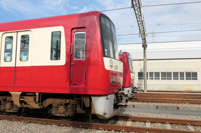 アルミ車はワイパーカバーが前に突き出している