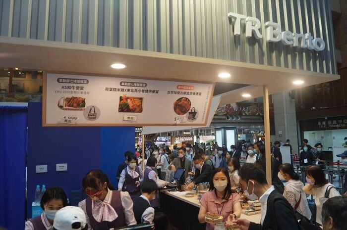 台鉄弁当も各営業所が勢ぞろい。4500円近い価格の