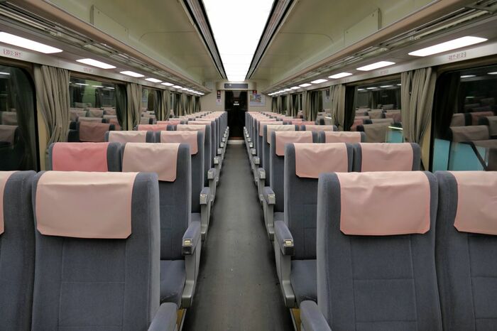 1号車の車内。照明は通路上のほか