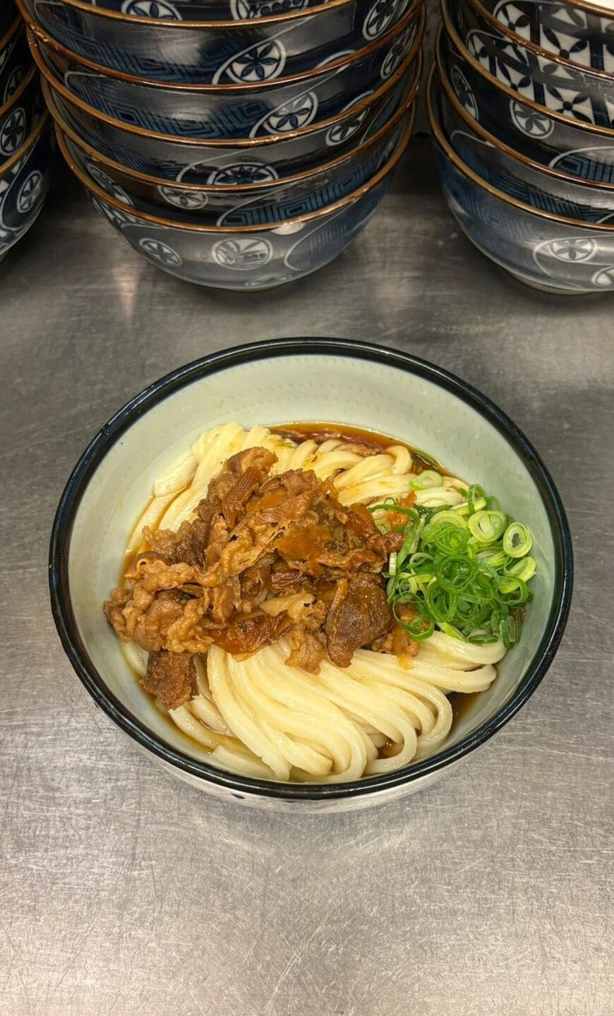 冷たいうどん「肉ぶっかけ」は税込900円（写真：竹内さん提供）