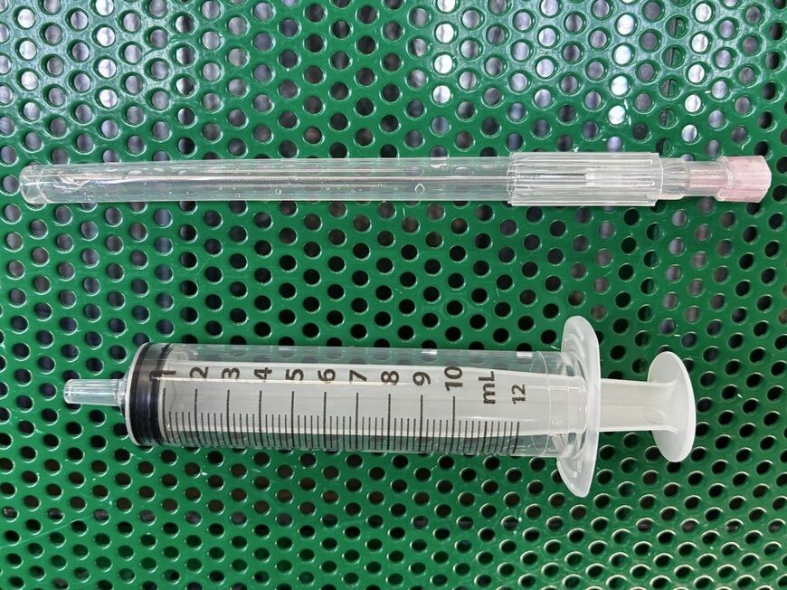 後頭下穿刺に使用する針（上）とシリンジ（下）。針は首の後ろのくぼみから目の方向に向かって刺す。刺す方向を間違うと脳脊髄液が採取できない、あるいは血管を傷つけて血液を採取してしまうことに（写真提供：高木徹也教授）