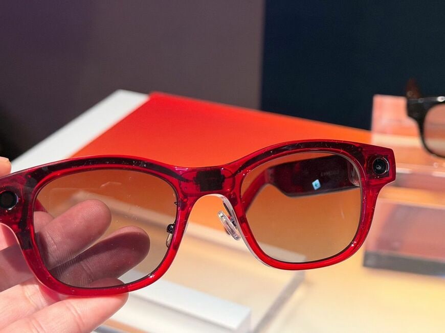 サングラスレンズモデルの展示。ブラックのサングラスタイプは税込8万2500円で販売する（写真：筆者撮影）