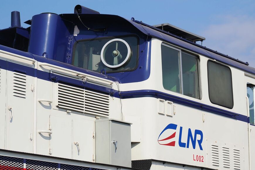 DD51の運転台には雪国仕様の旋回窓が残る（撮影：伊原薫）