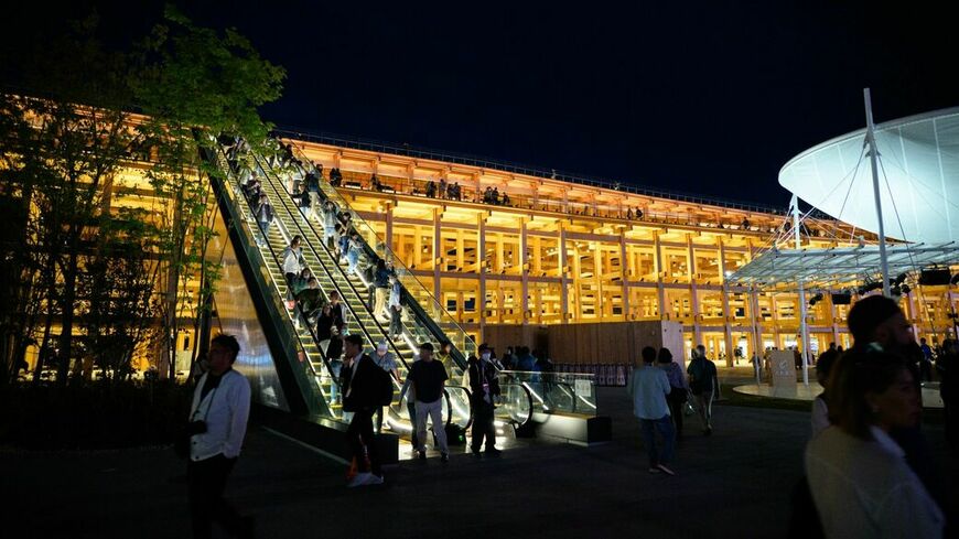 4階建てのビルに相当する高さまで、エスカレーターで一気に上がる（記者撮影）