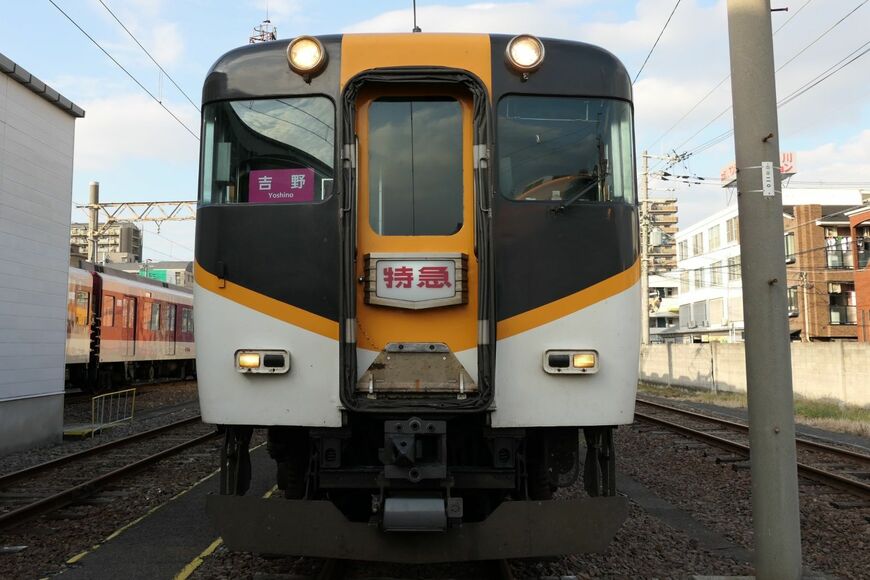 前照灯と標識灯を付けた吉野方の制御車（記者撮影）