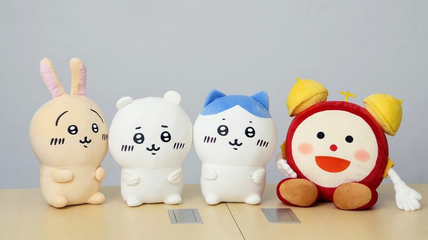 ちいかわたちとめざましくん ©ナガノ ／ ちいかわ製作委員会（撮影：梅谷秀司）