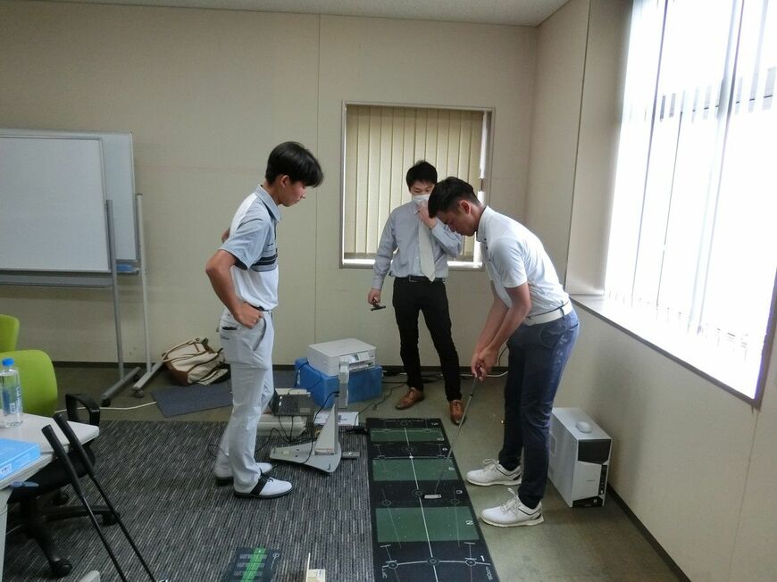 パットラボで計測する上村大和（左）と小林翔音（右）