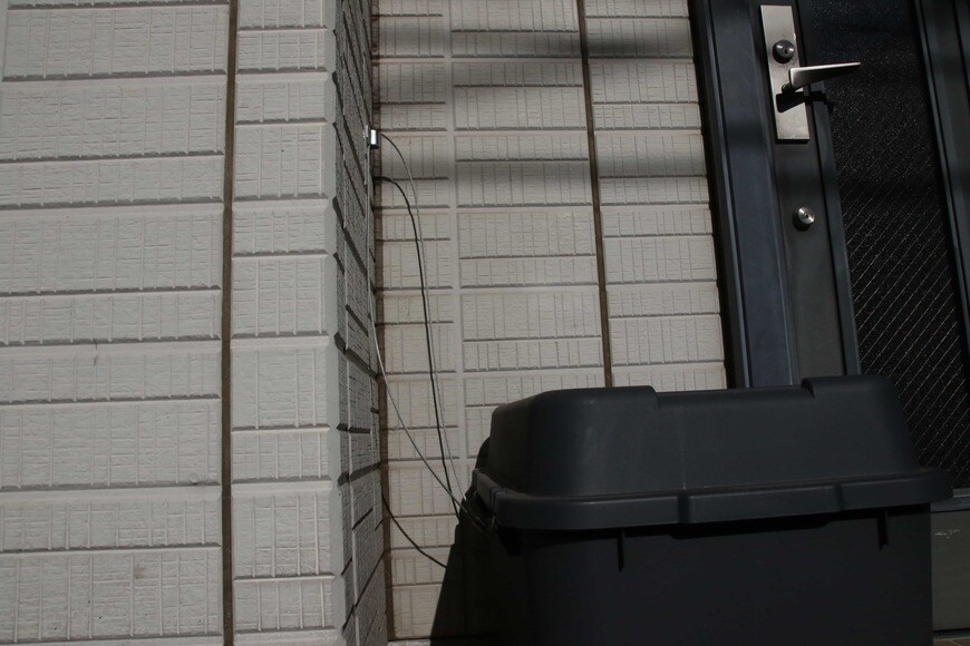 園芸用のコンテナで作った手作り宅配ボックス（写真：筆者撮影）