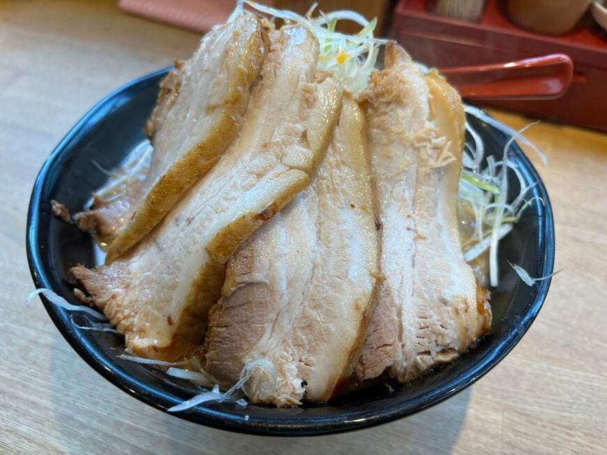 「萬馬軒」のラーメンはボリュームたっぷり（筆者撮影）