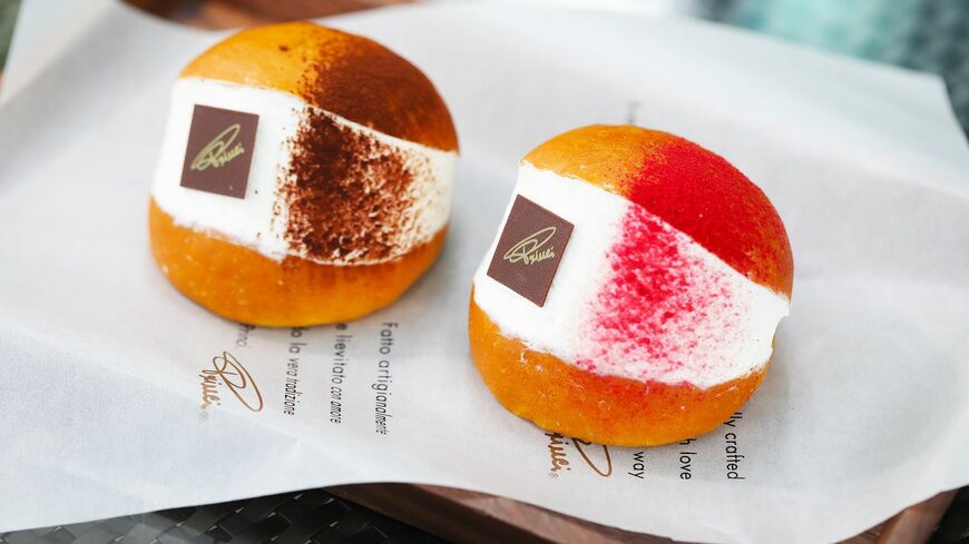 見た目はシンプルだが、驚くべき工夫が詰まっているプリンチの「マリトッツォ」（持ち帰り各410円、店内利用418円）。ヘーゼルナッツ味の「マリトッツォノッチョーラ」と、ストロベリー、ラズベリー味の「マリトッツォランポーネ＆フラーゴラ」の2種類が販売されている（撮影：今井康一）