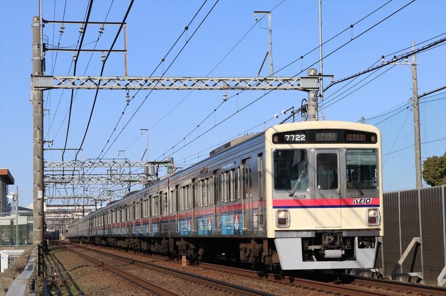 2019年に開催されたラグビーW杯のラッピングを施した7000系（撮影：南正時）