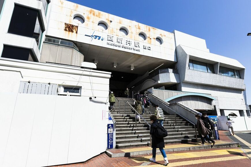 どこか古めかしい印象もある西新井駅舎も利用者は増加中（筆者撮影）