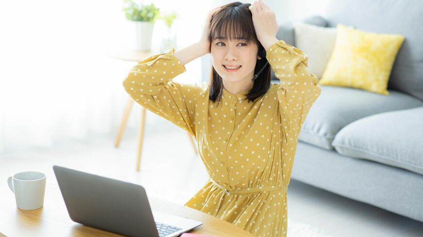 リモートワークがもたらす「負の側面」について、4つの解消法をご紹介します（写真：Ushico／PIXTA）