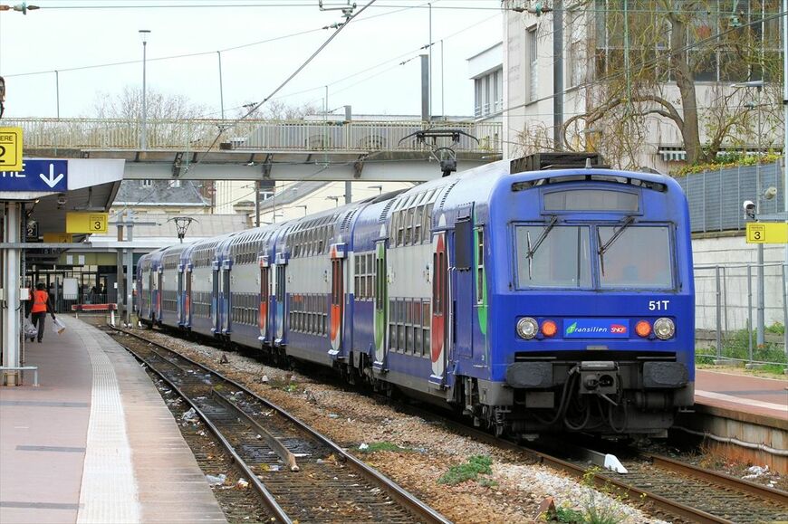 パリ周辺の近郊輸送で活躍する2階建て車両、Z8800型電車（撮影：橋爪智之）