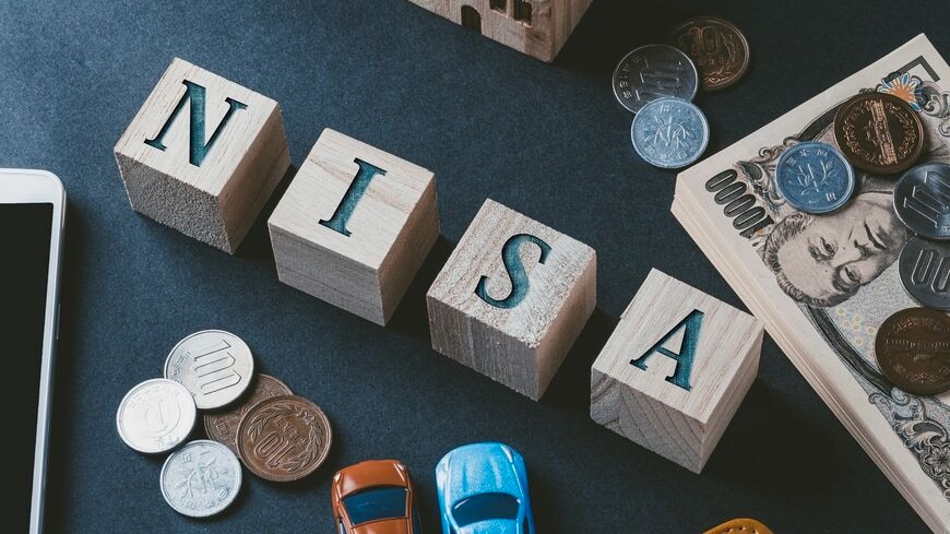 2024年から大きく生まれ変わるNISA。投資初心者や、まとまった資金のある年代では利用方法はどのように異なるのかを紹介します（写真：bee／PIXTA）
