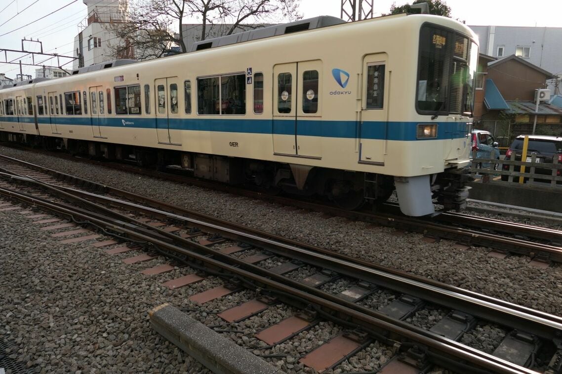 江ノ島線の長後駅付近。分岐部は合成マクラギ