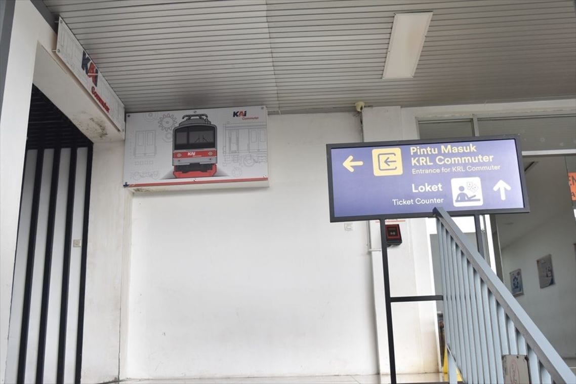 ジョグジャカルタ駅の改札口の看板
