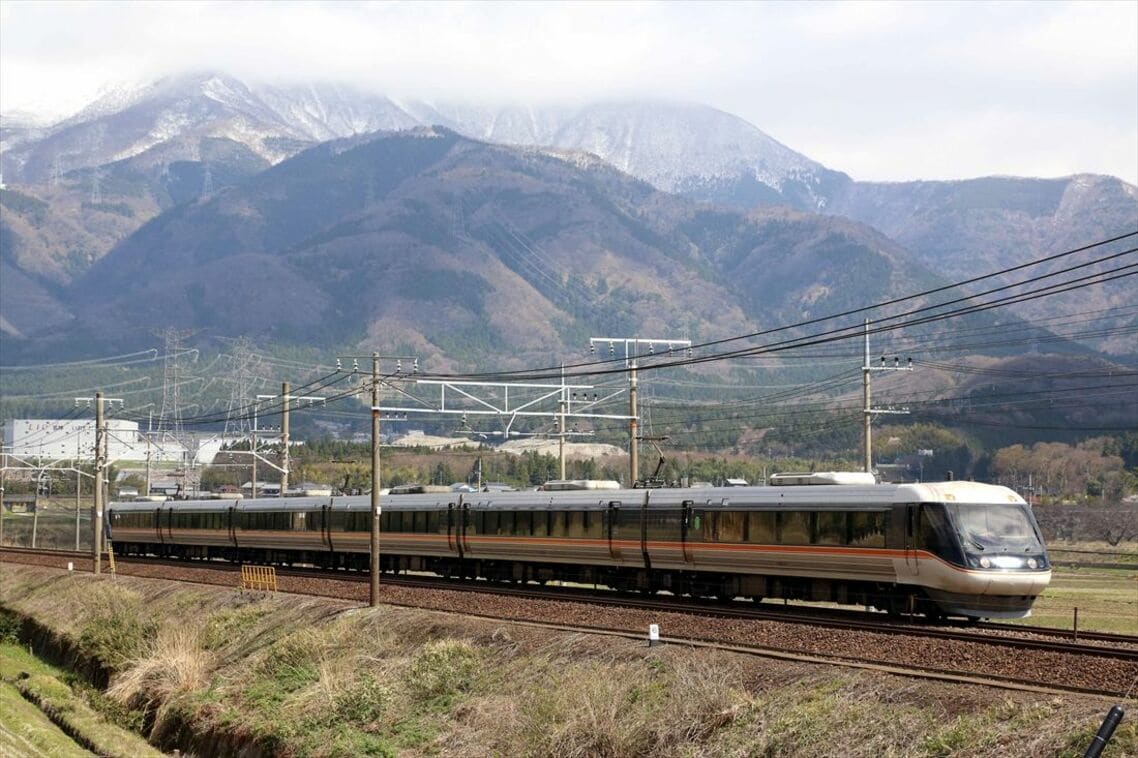 伊吹山をバックに東海道本線を走る383系「しなの」。