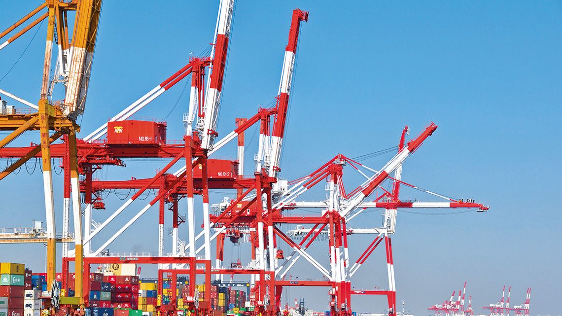 コンテナクレーンの並ぶ貿易港のイメージ画像
