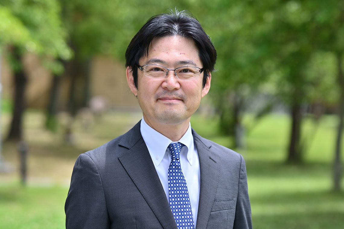 岡田徹太郎（おかだ・てつたろう）香川大学 経済学部教授、大学教育基盤センター長（2025年10月1日就任予定）1997年 東京大学大学院経済学研究科修士課程を修了。1999年 東京大学大学院経済学研究科博士課程を退学し、香川大学助手として赴任。以後、2000年 カリフォルニア大学バークレー校客員研究員や、2004年 東京大学社会科学研究所客員助教授を兼務した後、2011年から香川大学経済学部の教授となる。2025年10月から、同大副理事（教育担当）、大学教育基盤センター長（写真：香川大学広報課提供）