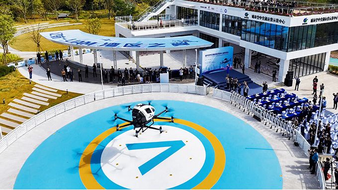 イーハンはEH-216をすでに300機近く納入したが、商用運行許可を得た機体はまだ6機しかない（写真は広東省深圳市の発着施設）