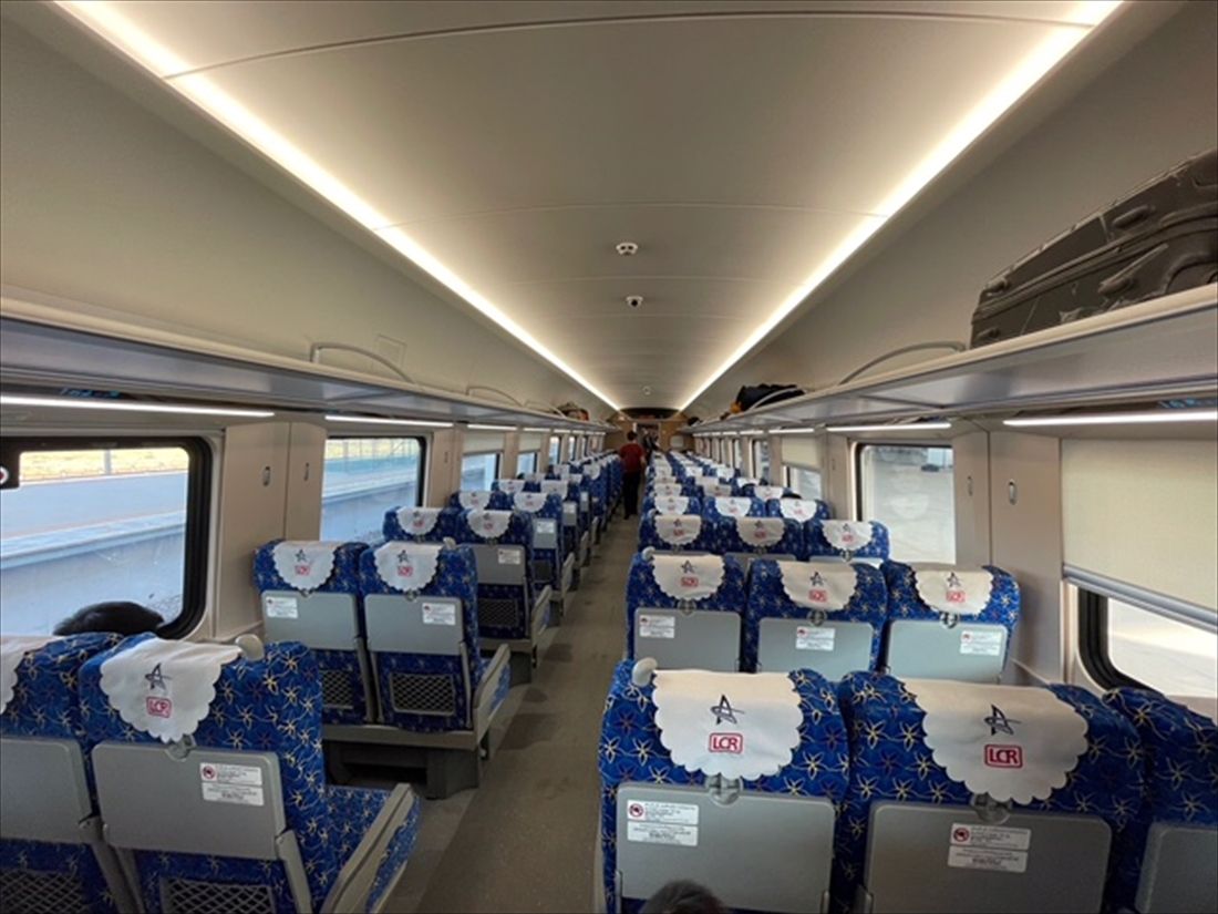 CR200Jの車内。座席は日本の新幹線と同じような2列×3列の配置だが、回転はしない（写真：古賀俊行）