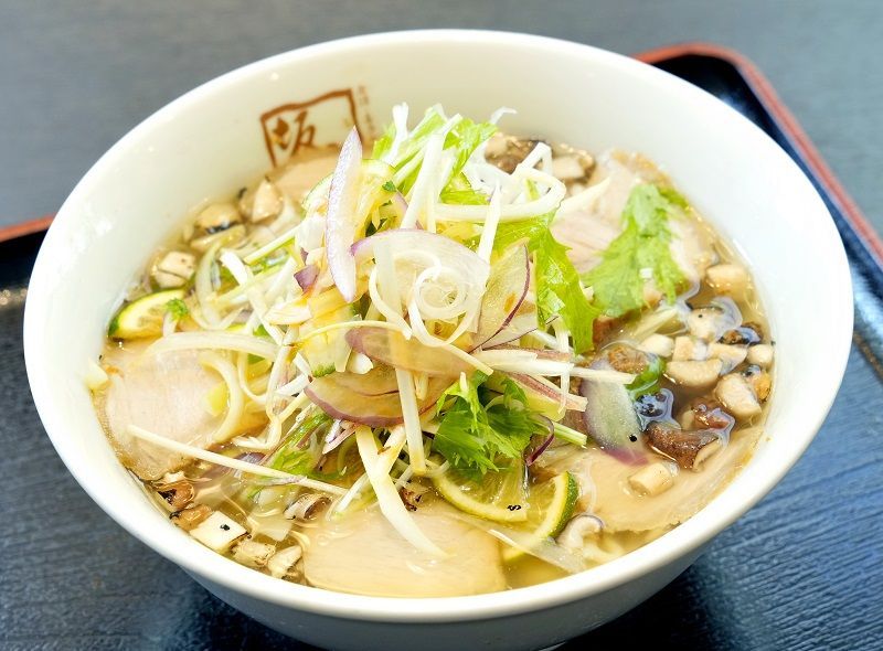 期間限定の「すだちと炙り椎茸が香るさっぱり塩ラーメン」