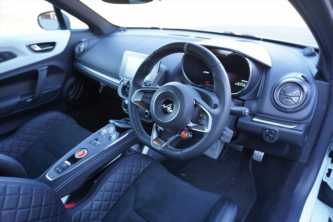 ベースモデルのインテリア（筆者撮影）