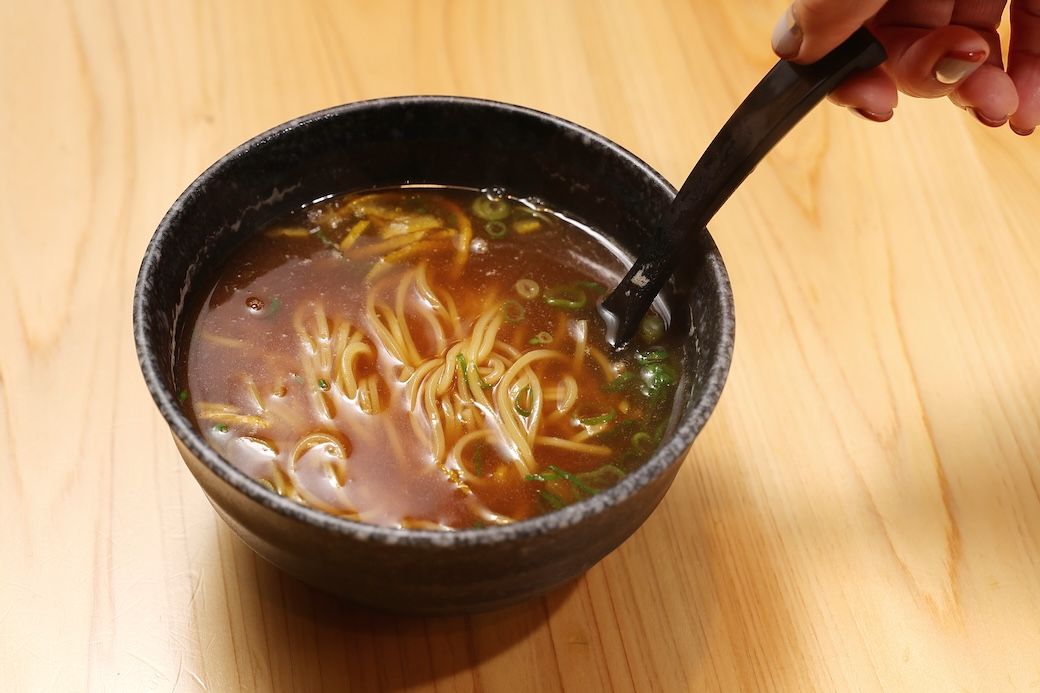 こだわり醤油ラーメンは飲んだ後にふさわしく、ちょっと濃いめの味（撮影：尾形文繁）