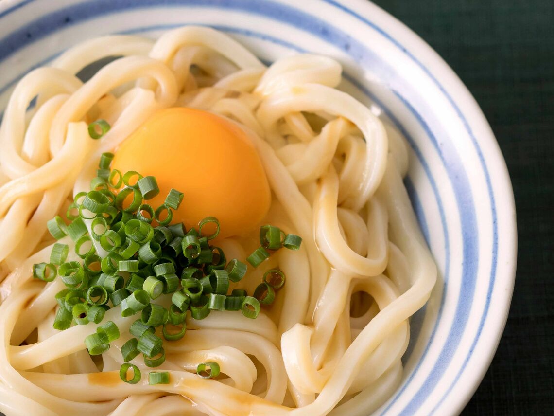 香川の定番「釜玉うどん」（写真：『いますぐ食べたい！冷凍食品の本』より）