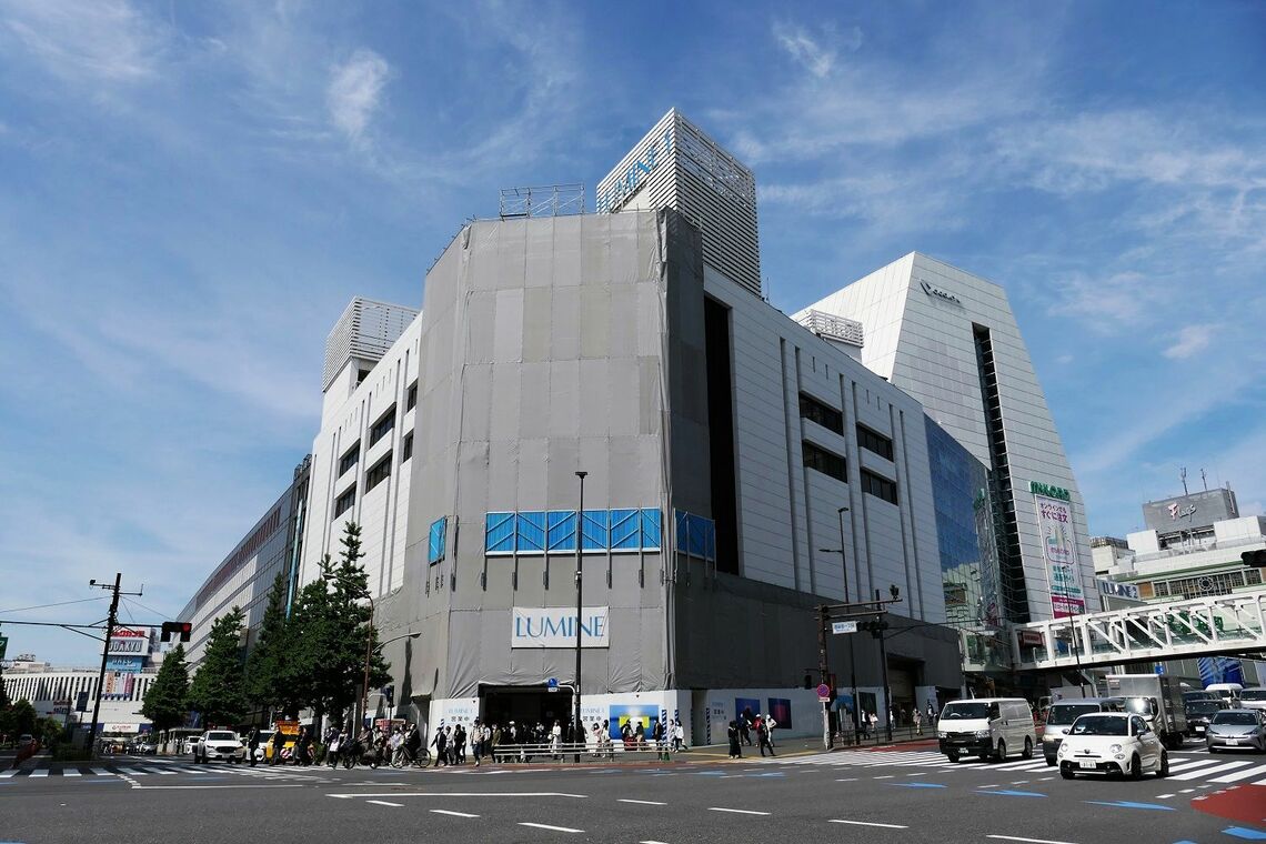 甲州街道から見たルミネ１。画面左が京王百貨店、右が新宿ミロード（記者撮影）
