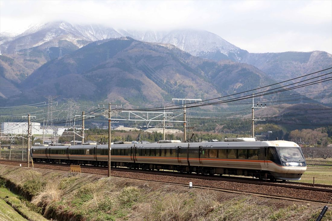 伊吹山をバックに東海道本線を走る383系「しなの」。大阪乗り入れは2016年に廃止された（撮影：南正時）