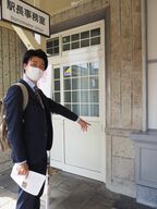 大谷石の張り方の違いを説明する須長さん