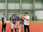 秋本コーチの話をコーチやトレーナーも熱心に聞く