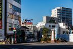 西新井駅西口の駅前広場。駅の北側を見る。