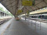 朝7時30分のヤンゴン中央駅。乗客の姿も列車の姿もない（筆者撮影）