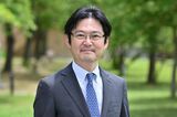 岡田徹太郎（おかだ・てつたろう）香川大学 経済学部教授、大学教育基盤センター長（2025年10月1日就任予定）1997年 東京大学大学院経済学研究科修士課程を修了。1999年 東京大学大学院経済学研究科博士課程を退学し、香川大学助手として赴任。以後、2000年 カリフォルニア大学バークレー校客員研究員や、2004年 東京大学社会科学研究所客員助教授を兼務した後、2011年から香川大学経済学部の教授となる。2025年10月から、同大副理事（教育担当）、大学教育基盤センター長（写真：香川大学広報課提供）