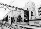 駅から見た京王高幡ビル。同ビルは1976年に完成し、2004年に建て替えられた＝1997年（写真：京王電鉄）