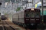 現在では減ったマルーン1色の「フルマルーン」の車両。京都線の3300系と5300系がすれ違う（撮影：南正時）
