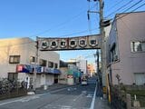 宇部新川駅そばの商店街を抜けると……（筆者撮影）