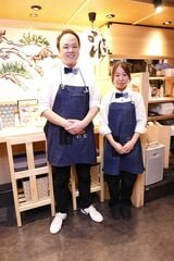 蝶ネクタイにデニムのエプロンという制服は、「大衆居酒屋でありながら、敷居を下げすぎない」という意図でデザインされたそう（撮影：尾形文繁）