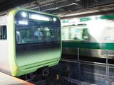 5回目の線路切り換え工事前の山手線ホーム。埼京線・湘南新宿ラインの電車（奥）と比べるとやや位置が低い＝2023年11月（記者撮影）