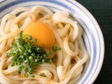 香川の定番「釜玉うどん」（写真：『いますぐ食べたい！冷凍食品の本』より）