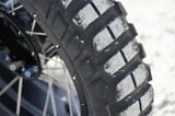 タイヤもメッツラーのアドベンチャー用「Karoo 4」がセット。標準仕様はオン・オフ対応の「Karoo ストリート」を採用（写真：BMW MOTORRAD）
