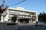 西和賀町役場の湯田庁舎も横断幕で100周年を祝う（記者撮影）