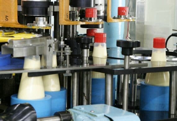 おなじみの容器に詰められるマヨネーズ(写真:キユーピー株式会社提供)