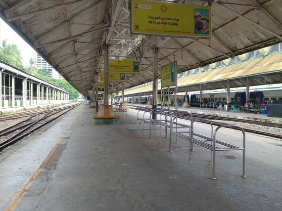 閑散とした朝のヤンゴン中央駅