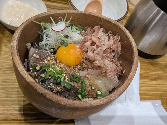 「こめらく にっぽんの、お茶漬け日和。」の宇和島鯛×薪焼きかつおの贅沢ひゅうが飯