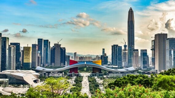 中国・深センの高層ビル群の風景